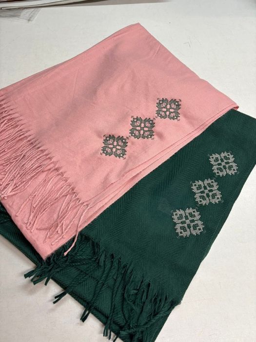 Елегантен шал с шевица