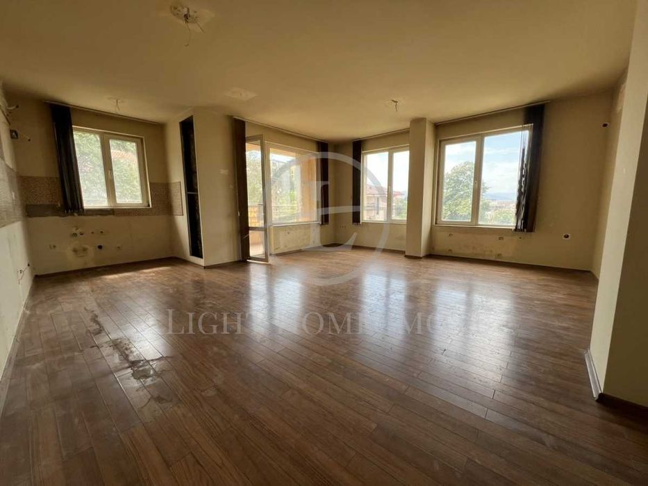 Реф. 2864 Просторен Апартамент с Три Спални / Център