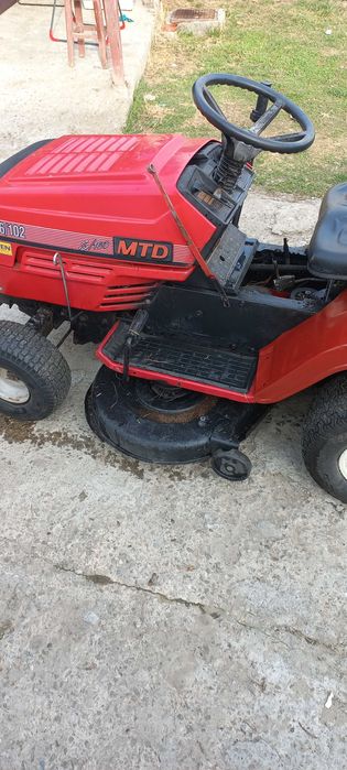 Tractoras pentru tuns gazon