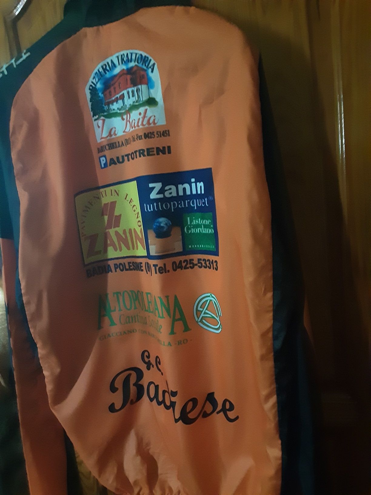 Продавам ветровейка 2XL.