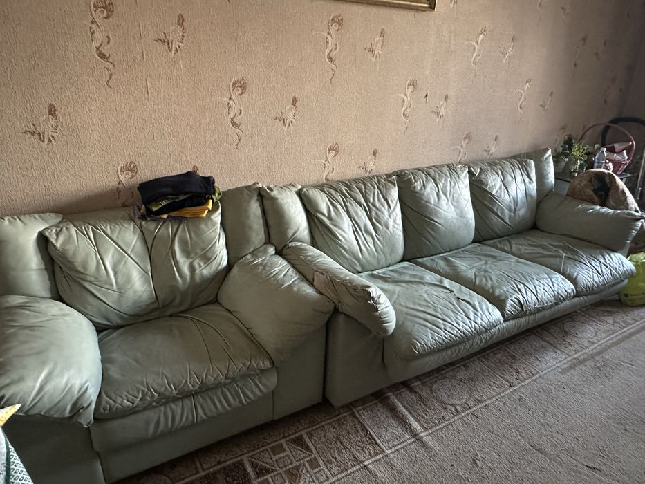 Отдам диван и 2 кожаных кресла