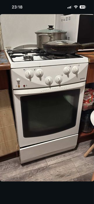 Газовая кухонная плита с духовым шкафом (марка Gorenje).