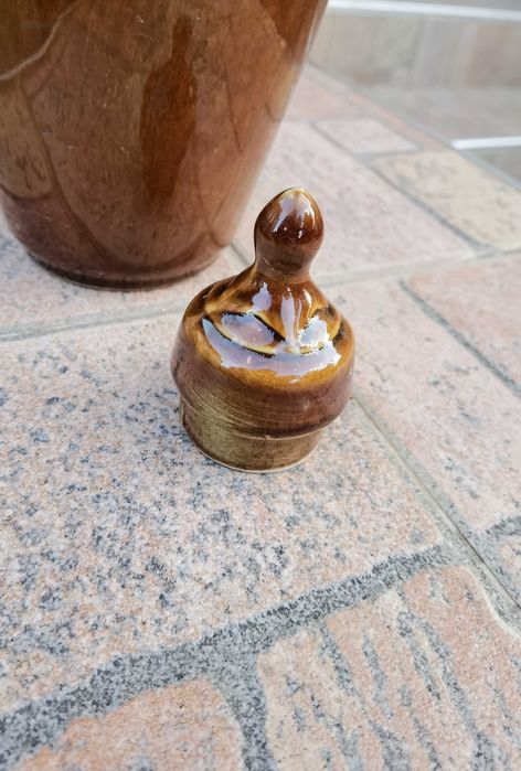 Продава се автентичен ръчно изработен керамичен съд с капак