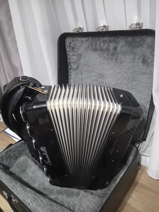 Vând acordeon Scandalli Brevetto