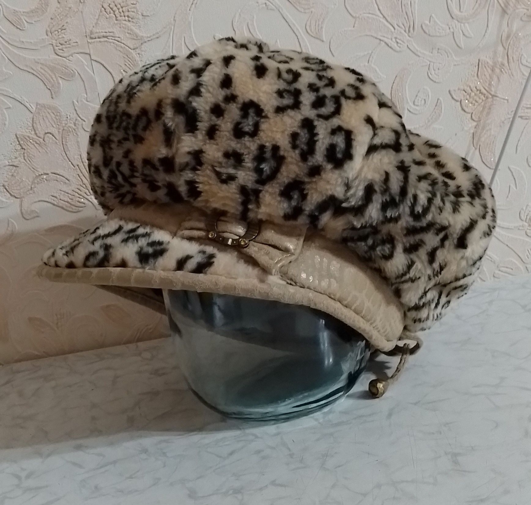Женскую шапку зимнюю
