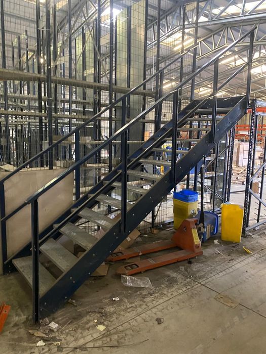 Scara metalica cu balustrada