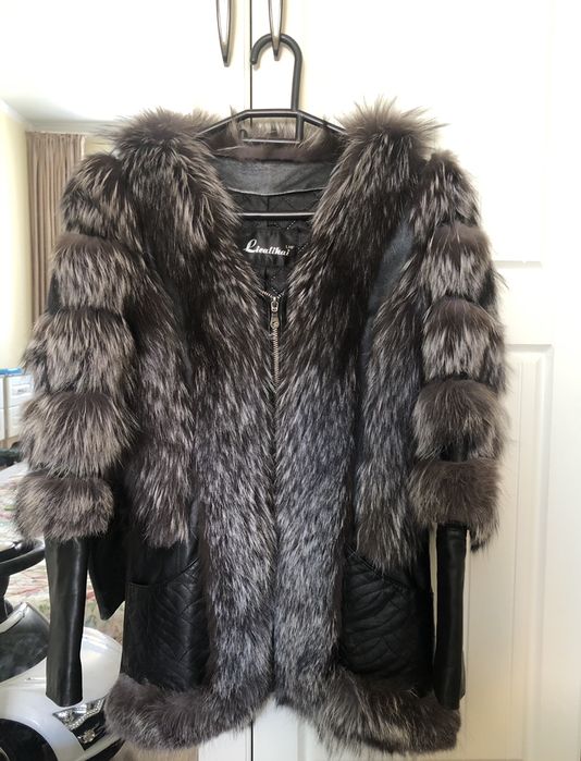 Продам утепленую куртку натуралка