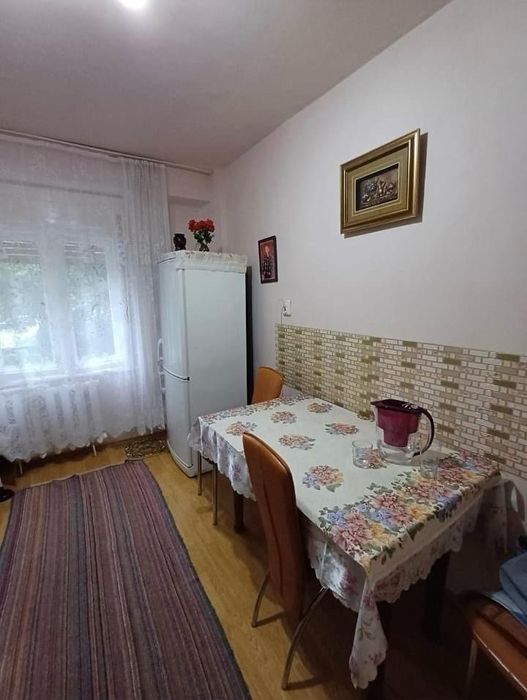Inchiriez  o camera intru-un apartament Nufaru
