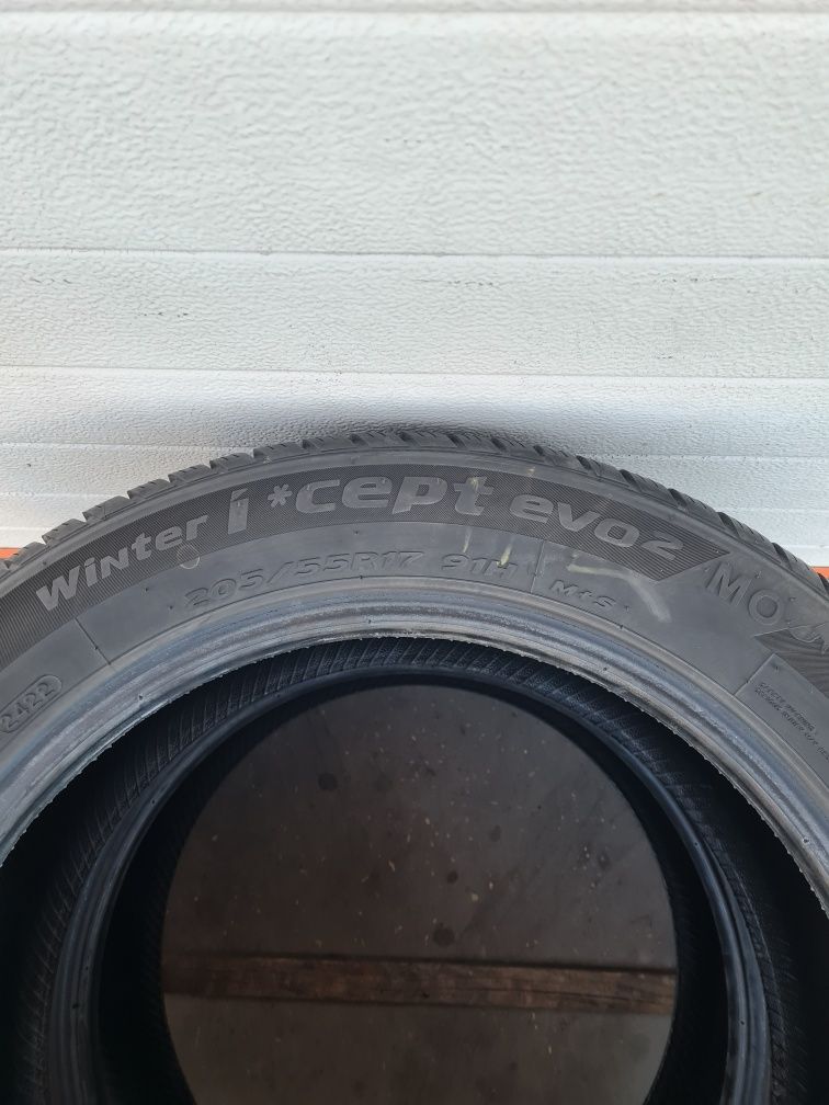 Зимни гуми 2 броя HANKOOK Winter Icept Evo2 205 55 R17 дот 2422
