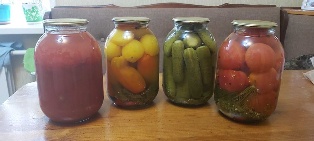 Домашние соления - помидоры, огурцы.