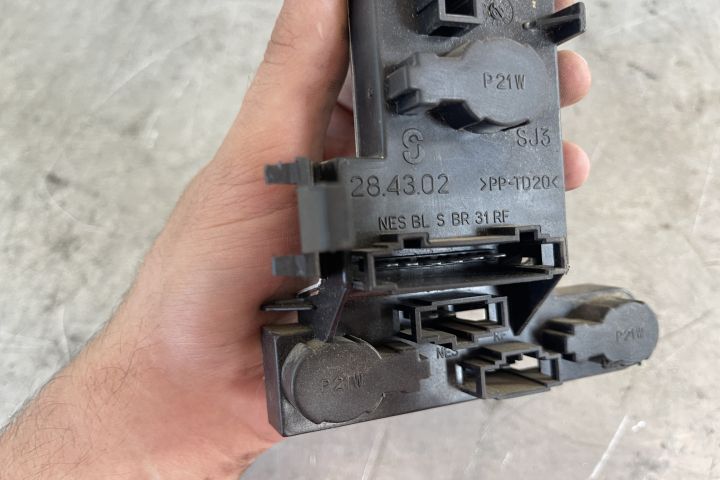 Soclu becuri lampa stop pe aripa dreapta 1J9945258A Volkswagen VW Gol