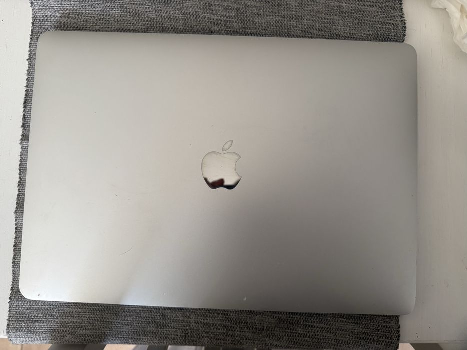 MacBook Pro 13-inch  touch bar, 2017, 4 x Thunderbolt 3 ports)