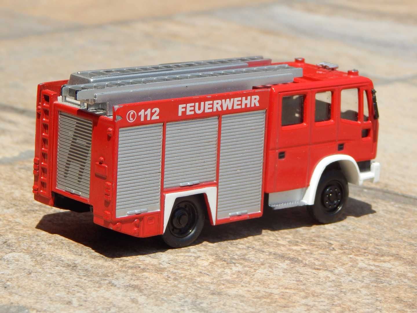 Macheta masina pompieri LF16 Iveco Euro-Fire 140-12 2000 1:72 cu lips