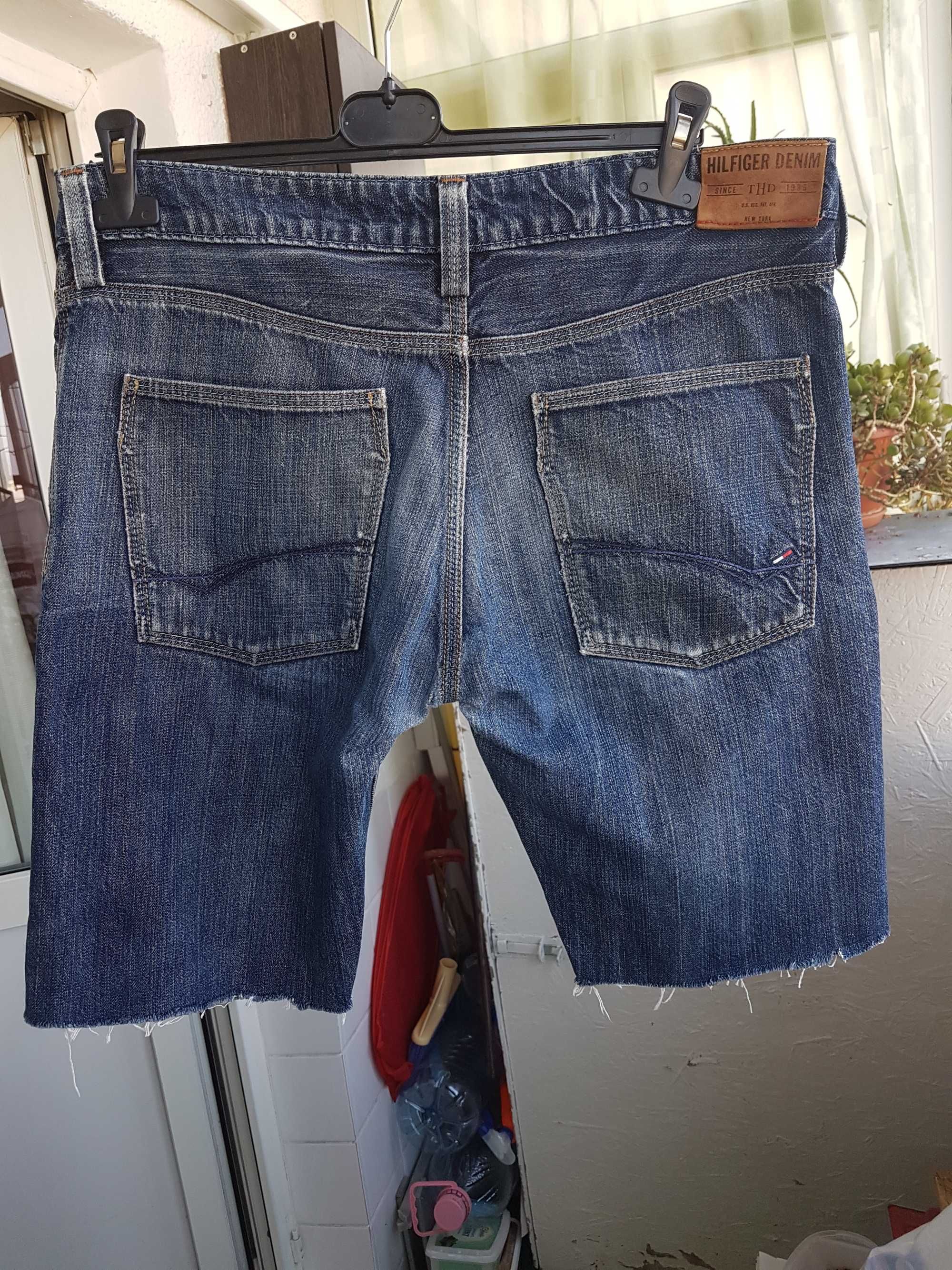 Pantaloni scurti  Tommy Hilfiger din blugi W33  L34