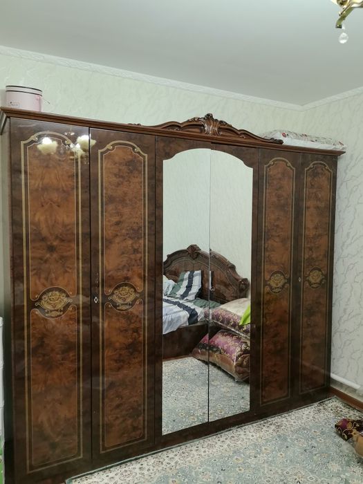 Продам шкаф 6дверный и 2 тумбы
