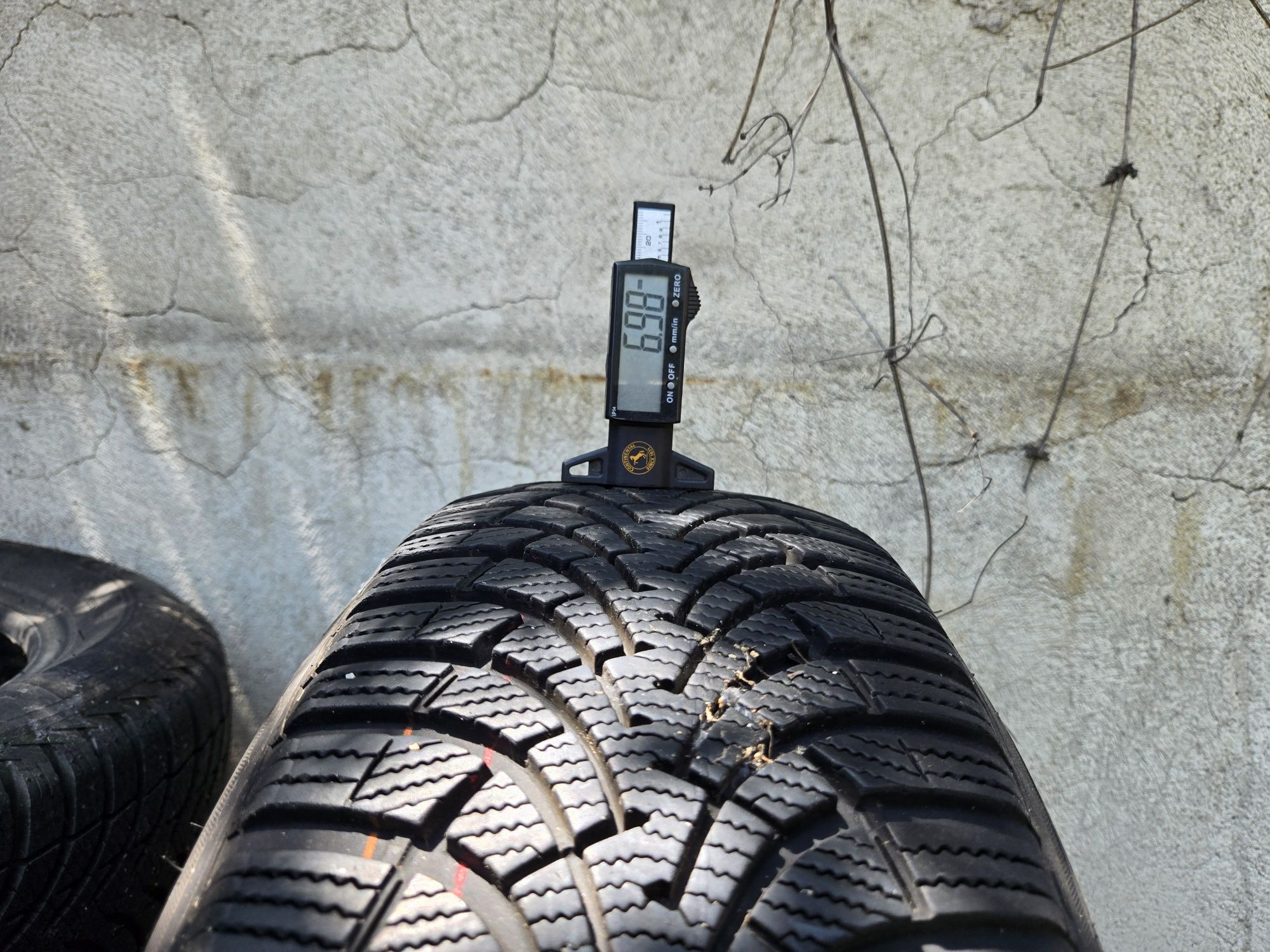 4бр. 205 55 16 Goodyear зимни.