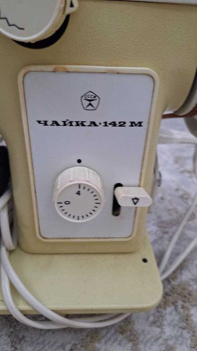 Продаю свою швейную машинку ЧАЙКА-142 М.С электроприводом и столом.