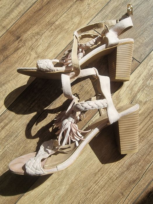 Sandale cu toc inalt gros crem, marimea 39