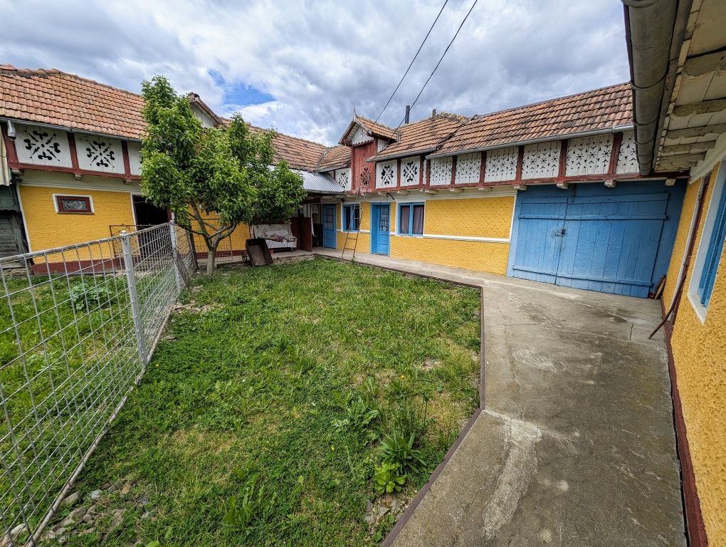 Casa de vanzare la intrare in Bratila 1400 MP