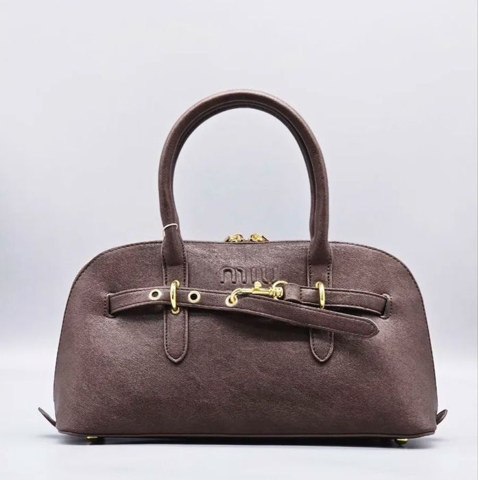 Сумка от Miu Miu.