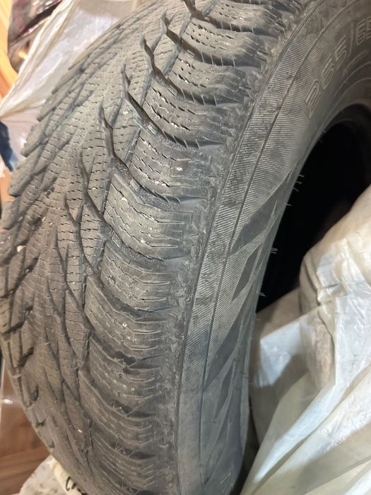 Продам резину зимнюю.  Nokian Hakkapeliitta R3 SUV 265/65/R17