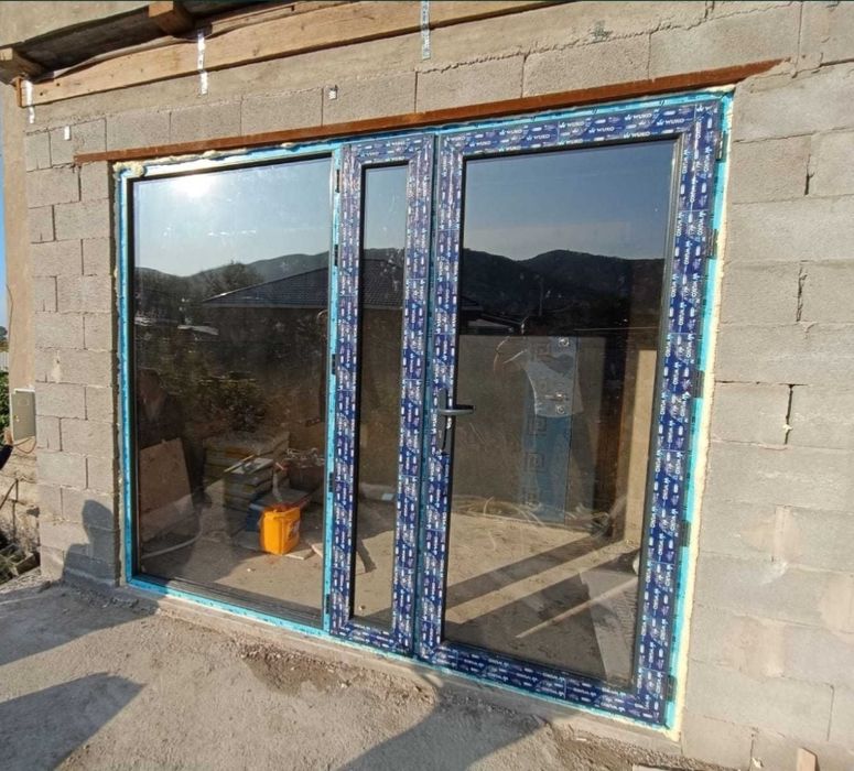 Пластиковые перегородок и окна ,дверь  витраж, балкон