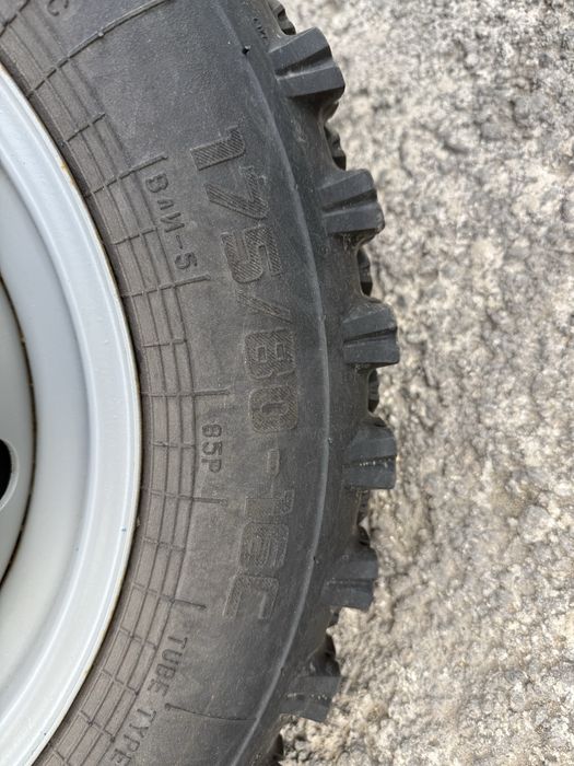Продам резину с дисками на Ниву