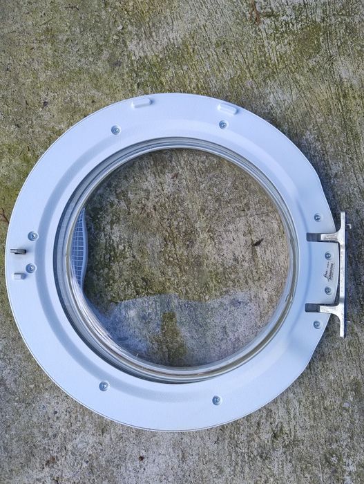 Vând ușă, hublou arctic