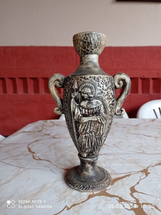 Старинна ваза за цветя