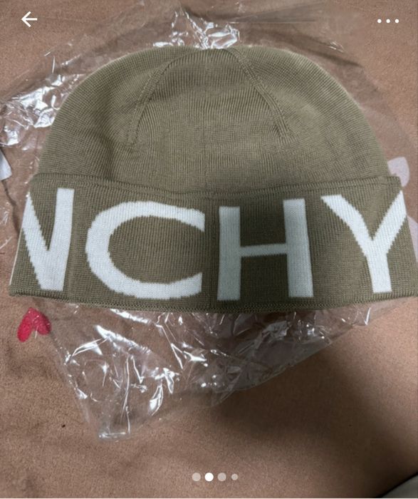 Caciula noua Givenchy