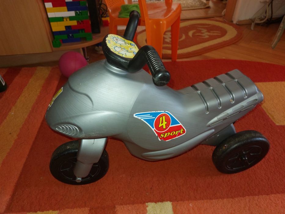 Vand tricicleta  stare excelenta,culoare gri