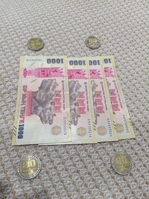 Купюры 1000 тенге и монеты 80 лет победы