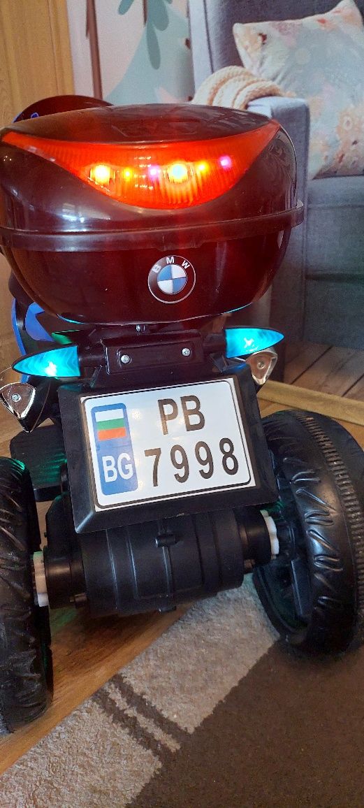Акумулаторен мотор с три гуми