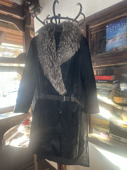 Кожено палто с кьс косьм и богата яка от сребьрна лисица