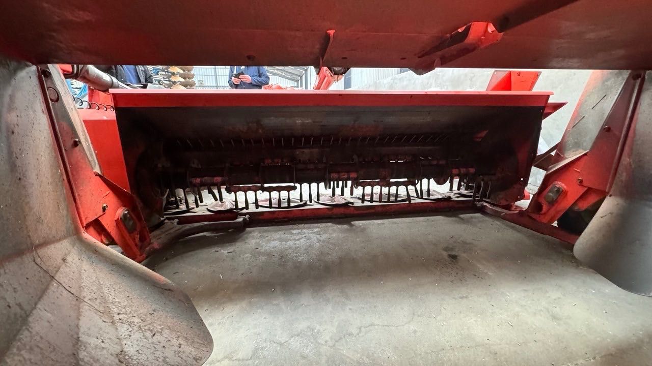 Kuhn Mährwerk, Kasilka John Deere, Claas Arion, Case Puma tortadi.