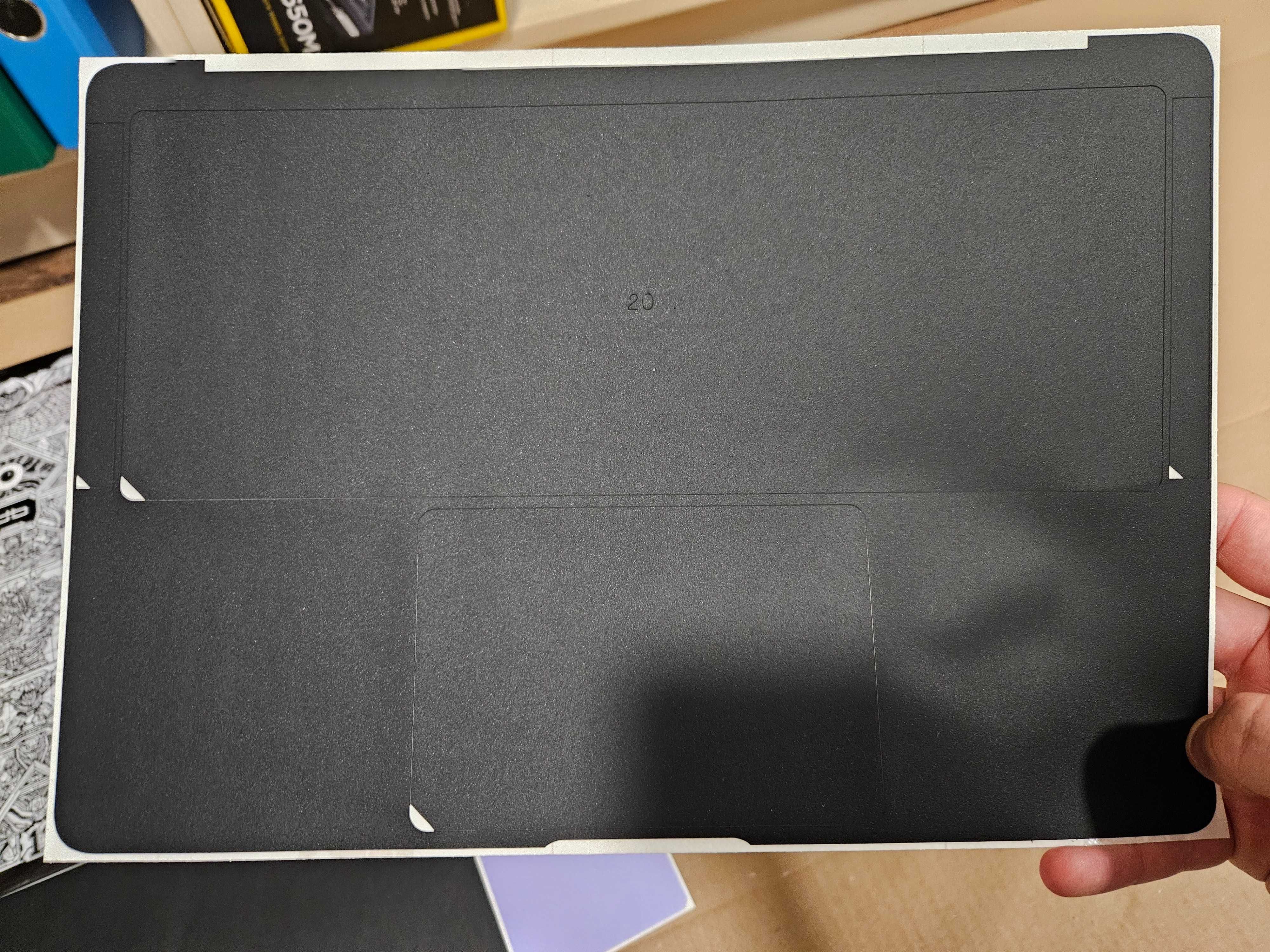 dbrand skin - Macbook Air 13" 2020 M1 - Matte black + purple trackpad