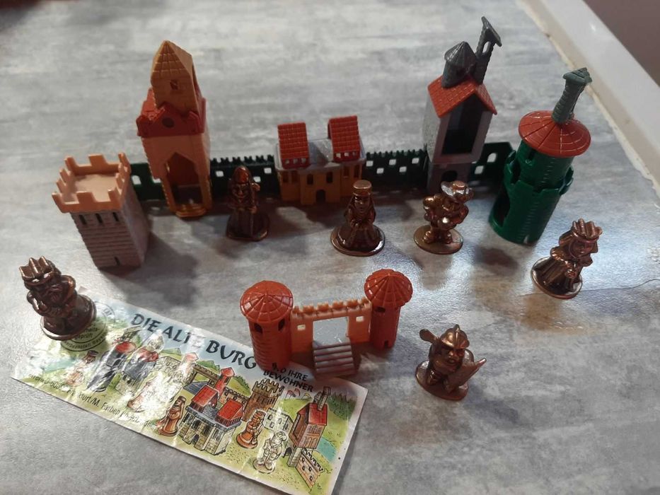 ЛОТ Метални фигурки - войници Серия Стария Замък от Киндер яйца