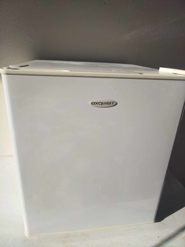 Компресорен хладилник с малка фризерна камера 
мини бар CHiQ с обем 46