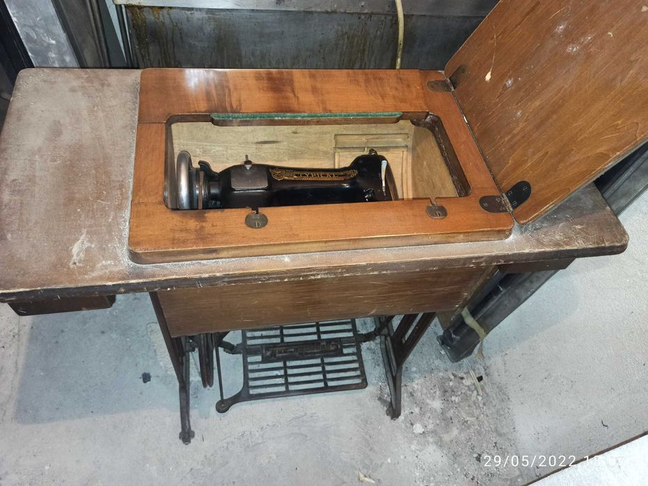 Продавам крачна шевна машина Typical
