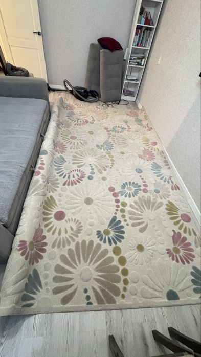 Продам качественный хороший турецкий ковёр. 2/4 размер. Самовывоз!