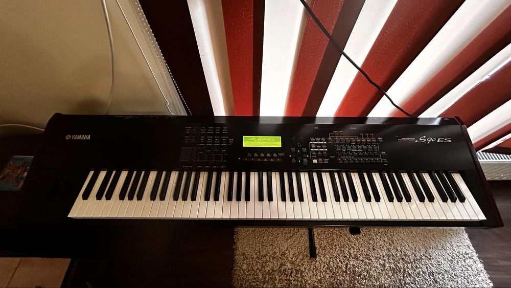 Yamaha S90 ES pian de scenă și syntetizator