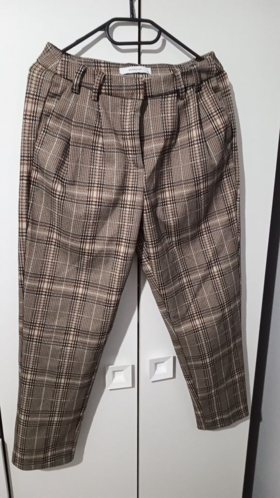 Pantaloni casual Reserved