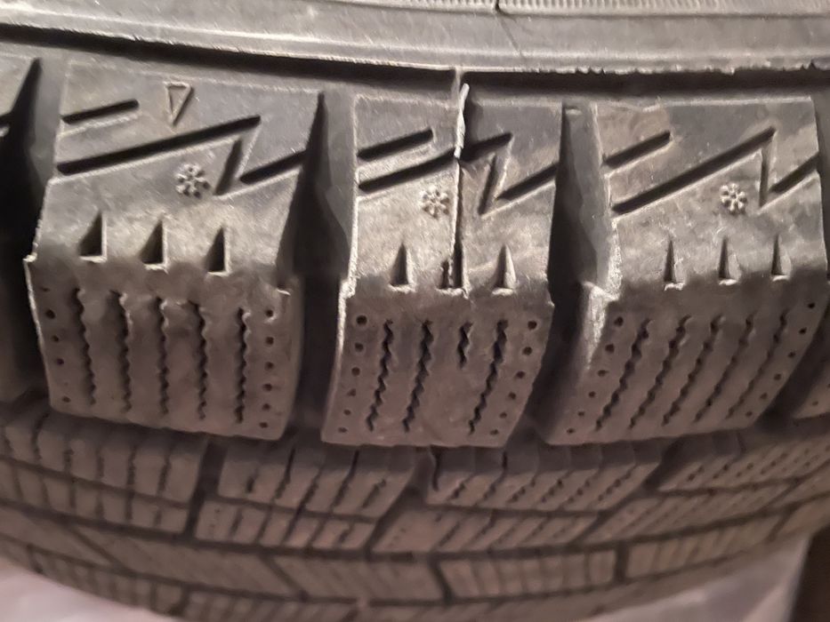 Зимние шины 215.60.R16 с металлическими дисками в отличном состоянии