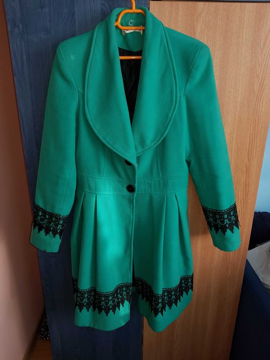 Palton damă verde cu dantela neagra , marime 40/42 , ca nou