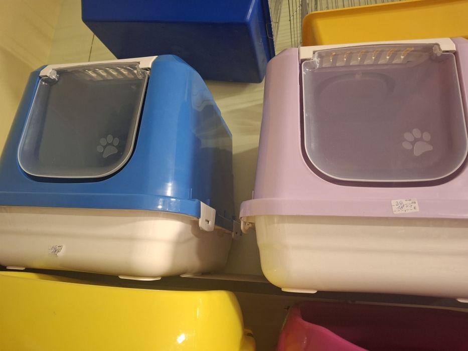 Закрита,затворена котешка тоалетна за котка