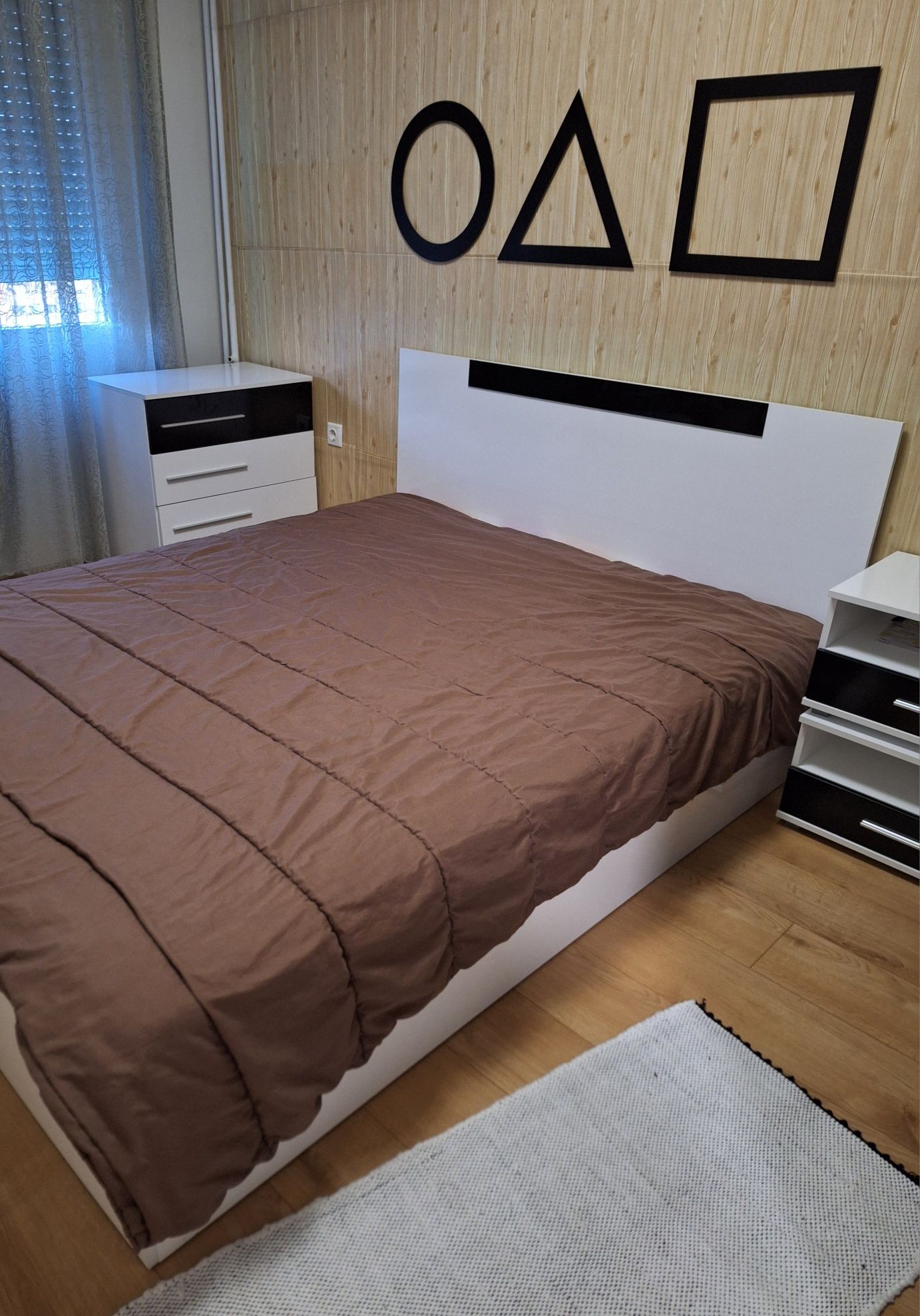 Спалня с нощни шкафове, скрин и гардероб