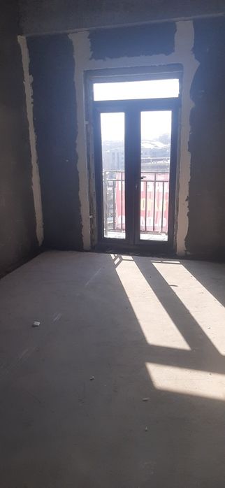 Ko'kcha oq tepada 2 xona uy sotiladi. Qora suvoq, xonalarga bo'lingan.