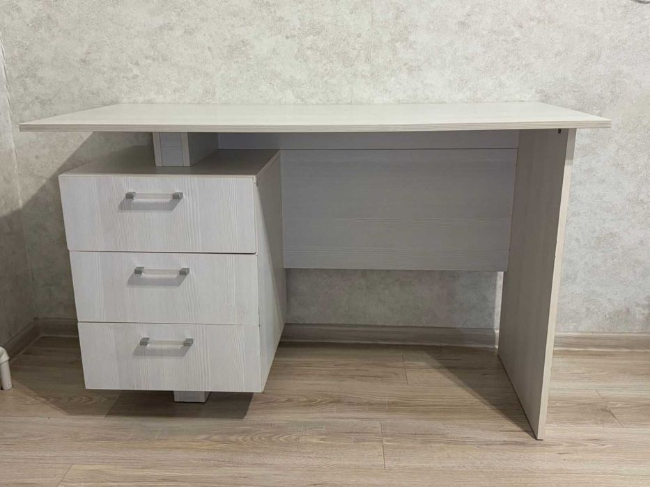 Стол письменный в хорошем состоянии