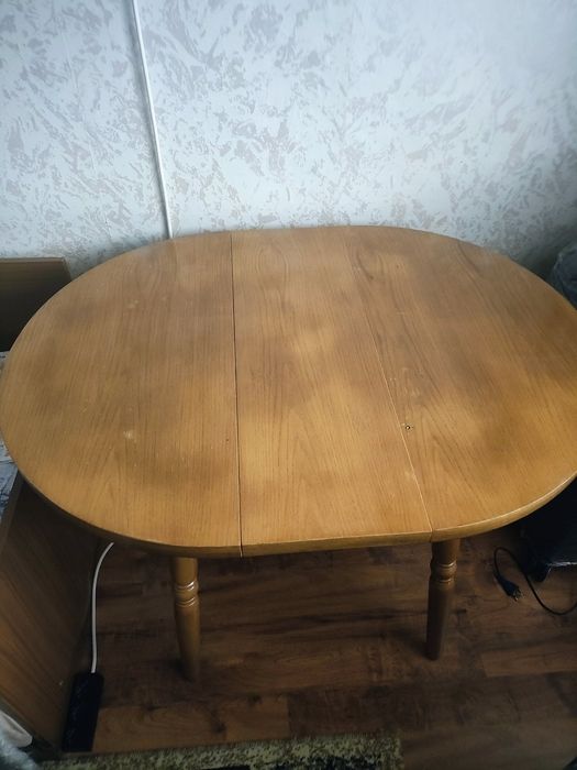 Продавам кухненска маса