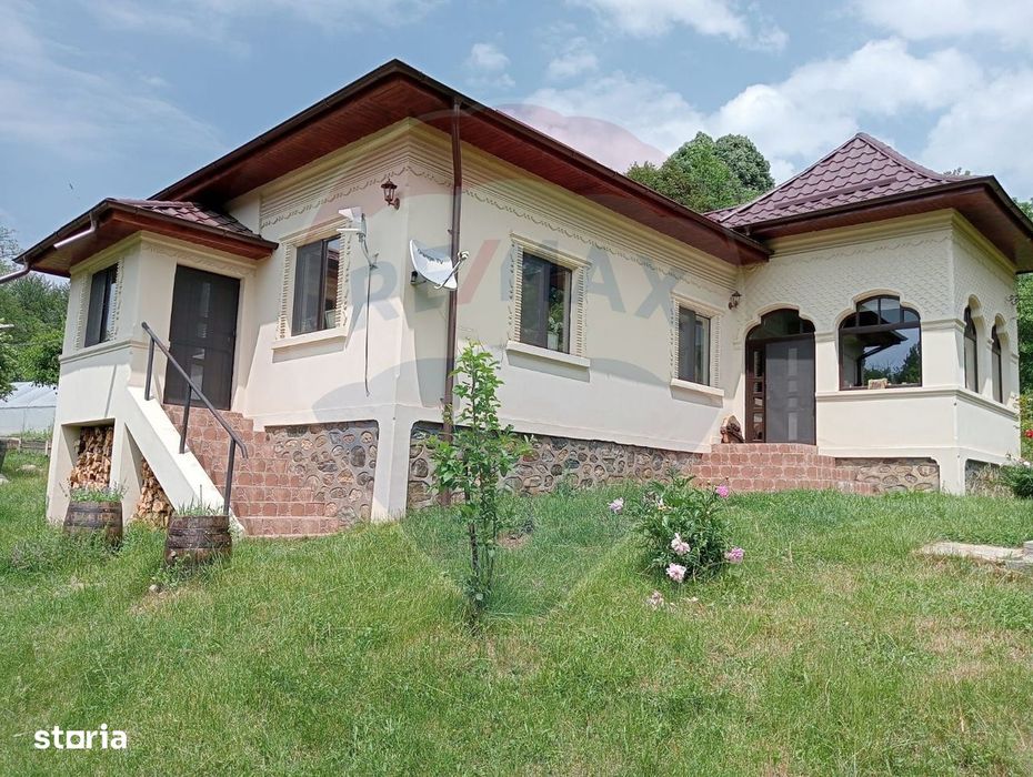 Vanzare casa  4 camere-microferma, cu panouri fotovoltaice